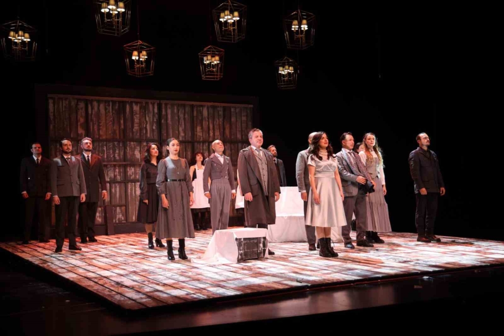 Kocaeli Şehir Tiyatrolarının ödüllü oyunu İstanbul ’da ünlü geçidine sahne oldu