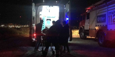 Kontrolden çıkan minibüs ağaçlık alana uçtu