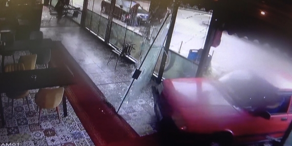 Kontrolden çıkan otomobil balık lokantasına girdi: O anlar kamerada