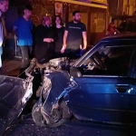 kontrolden-cikan-otomobil-trafik-levhasina-carpti-1-yarali