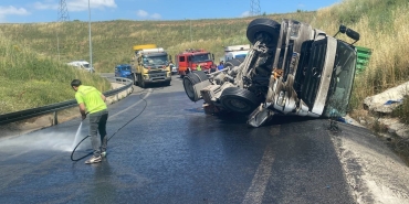 Kontrolden çıkan tır yan yattı: Kimyasal madde yola saçıldı