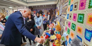 Kursiyerler el emeklerini sergiliyor