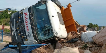 Lastiği patlayan hafriyat kamyonu başka bir araca çarpıp devrildi