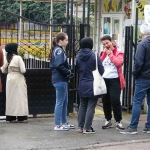lgs-adaylari-icerde-aileleri-disarida-ter-dokuyor