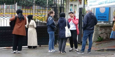 LGS adayları içerde aileleri dışarıda ter döküyor