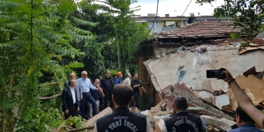 Metruk evde yıkım sırasında sundurma çöktü: 2 kişi hayatını kaybetti