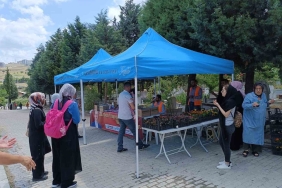 Mezarlık ziyareti yapan vatandaşlara çiçek dağıtıldı