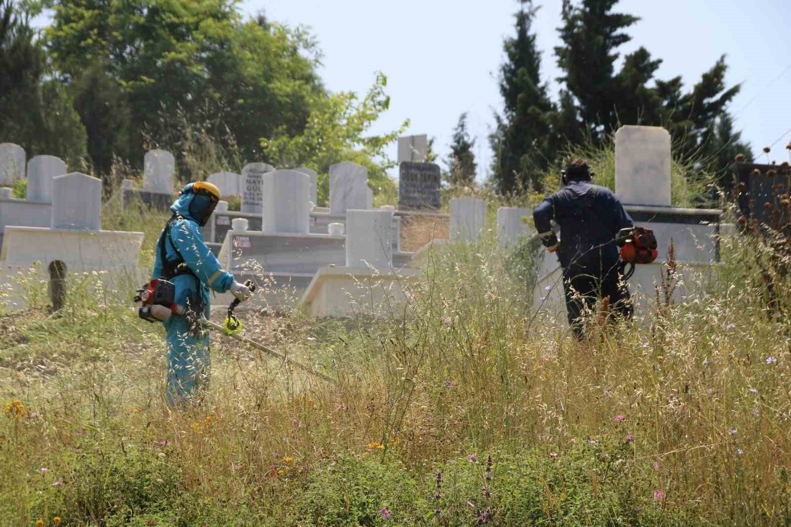 Mezarlıklarda ve camilerde bayram temizliği