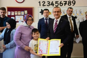 Minikler karnelerini valinin elinden aldı