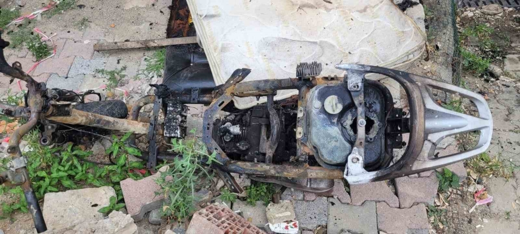 Motosikletten çıkan kıvılcım önce benzini tutuşturdu, sonra hurda deposuna sıçradı
