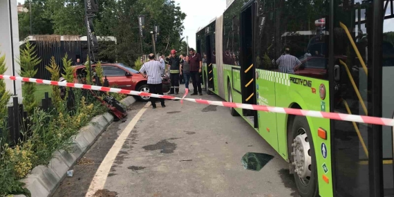 Otobüse çarpan otomobildeki aileden 3 kişi hayatını kaybetti