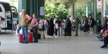 Otogarda bayram yoğunluğu başladı: Kimi tatile kimi aile ziyaretine gidiyor