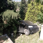 park-halinde-freni-bosalan-arac-mezarlarin-uzerine-uctu