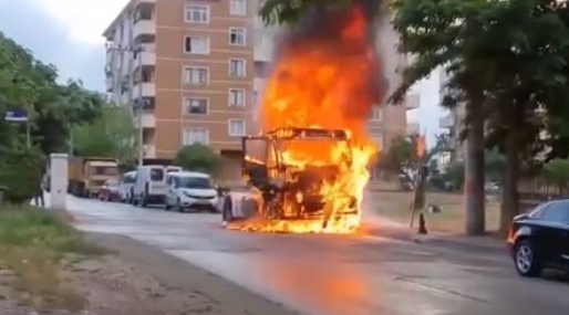 Park halindeki çekici alev topuna döndü