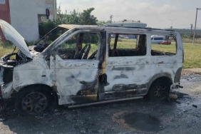 Park halindeki minibüs alev alev yandı