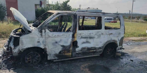 Park halindeki minibüs alev alev yandı