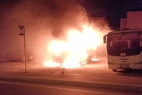 Park halindeki servis midibüsü alev topuna döndü