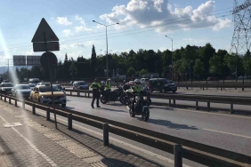 Polis kaçan motosikletlinin peşine düştü: İki taraf da motosikletten düşerek yaralandı