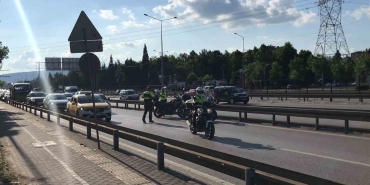 Polis kaçan motosikletlinin peşine düştü: İki taraf da motosikletten düşerek yaralandı