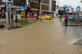 Sağanak hayatı olumsuz etkiledi: Otomobil su altında kaldı, alt geçitler göle döndü
