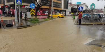 Sağanak hayatı olumsuz etkiledi: Otomobil su altında kaldı, alt geçitler göle döndü