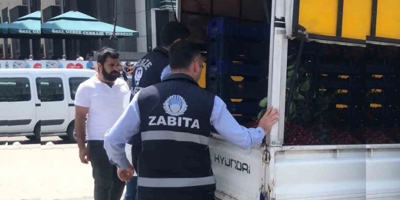Gebze’de zabıta ekipleri seyyar satıcıları denetliyor