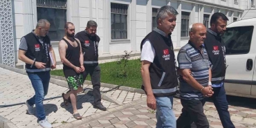 Tartıştıkları komşularını baltayla ağır yaralayan baba ve oğul tutuklandı