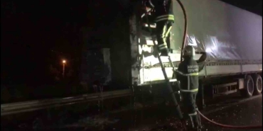 TEM ’de alev topuna dönen tır trafiği durdurdu