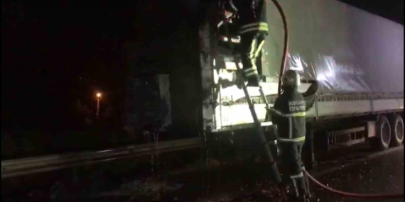 TEM ’de alev topuna dönen tır trafiği durdurdu