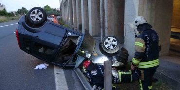 TEM ’de alkollü sürücünün kullandığı otomobil bariyere çarpıp takla attı