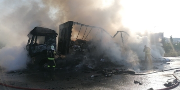 TEM ’de tır alev alev yandı: O anlar kamerada