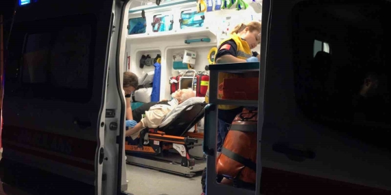 Ticari taksi ile çarpışan otomobilde bulunan yaşlı adam yaralandı