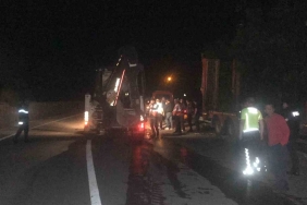 Tır bariyerlere çarptı, taşıdığı iş makineleri uçurumdan metrelerce aşağı uçtu