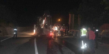 Tır bariyerlere çarptı, taşıdığı iş makineleri uçurumdan metrelerce aşağı uçtu