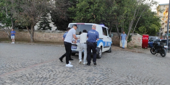 Tramvay durağında kavgaya karışan şahıs, müdahale eden güvenlik görevlisine saldırdı