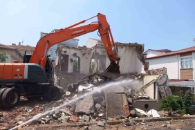Vatandaşın güvenliği için metruk binalar yıkılıyor