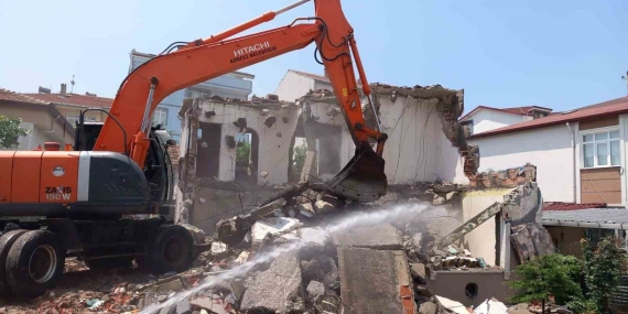 Vatandaşın güvenliği için metruk binalar yıkılıyor