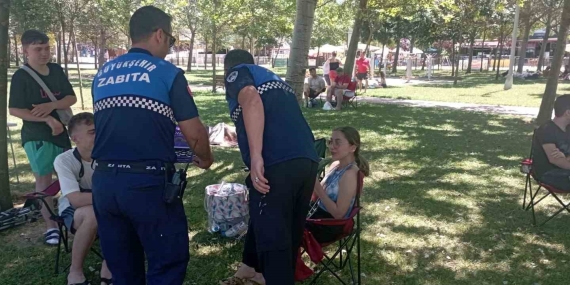 Vatandaşlara çikolata ikramı