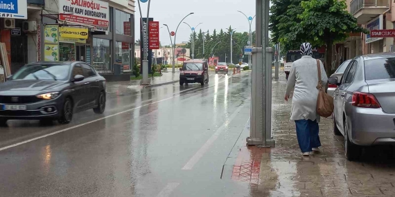 Yağmura yakalanmak istemeyen vatandaşlar hafta sonunu evde geçiriyor