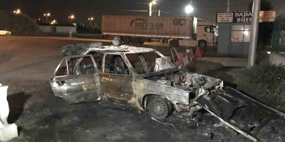 Yanan otomobili bırakıp kaçtı: Aracın üzerindeki piknik tüpü dikkat çekti