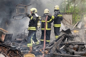 Yaşlı kadının tek başına yaşadığı prefabrik ev alevlere teslim oldu