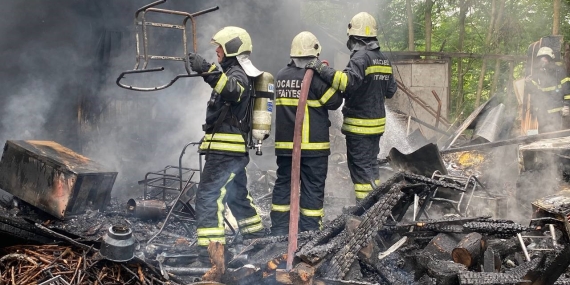 Yaşlı kadının tek başına yaşadığı prefabrik ev alevlere teslim oldu
