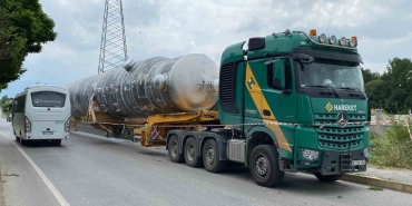 55 metre uzunluğunda yükle kavşaktan geçemedi, yolda kaldı