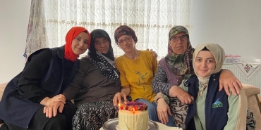 79 yaşına giren Pambuk ninenin ilk kez doğum günü kutlandı