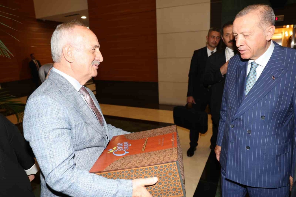 Aygün, Cumhurbaşkanı Erdoğan ’a Çenesuyu ’nun cam şişe ürününü takdim etti