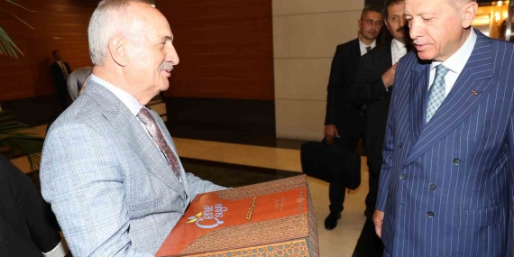 Aygün, Cumhurbaşkanı Erdoğan’a Çenesuyu’nun cam şişe ürününü takdim etti