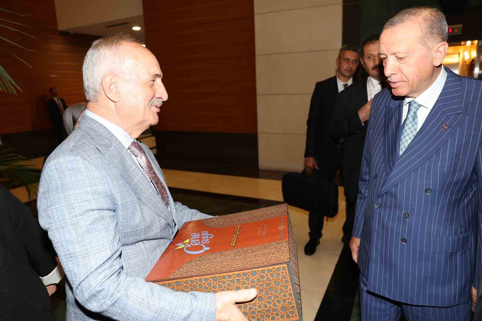Aygün, Cumhurbaşkanı Erdoğan ’a Çenesuyu ’nun cam şişe ürününü takdim etti