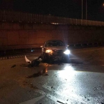 bariyerlere-carpan-otomobil-yolun-ortasinda-durabildi-1-yarali