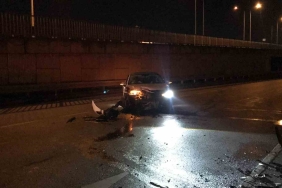 Bariyerlere çarpan otomobil yolun ortasında durabildi: 1 yaralı