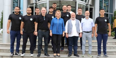 Başkan Hürriyet, İzmitli pehlivanları Kırkpınar ’a uğurladı